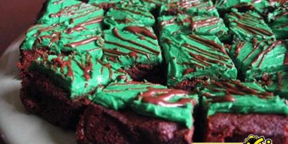 کیک خوشمزه با رویه شکلاتی سبز رنگ