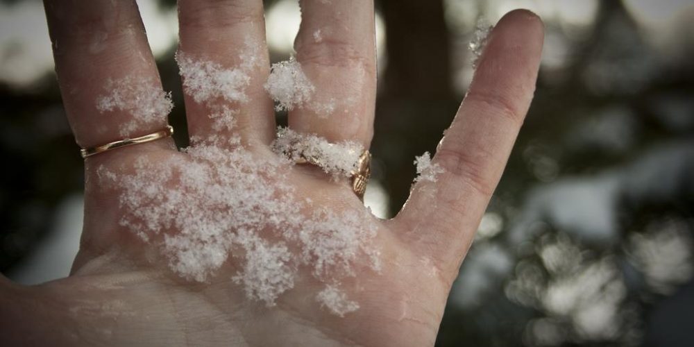 با خشکی پوست دست در فصل زمستان چه باید کرد؟!